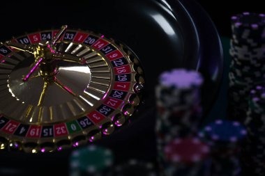 Live dealer at roulette table on gudang, accessible via ShopeePay deposit